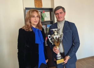 Ада Кварчелия вручила руководителям районных отделов образования кубки за победу их команд в спартакиаде школьников