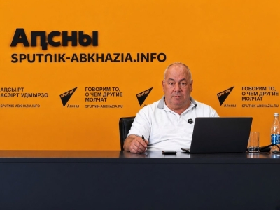 «ИИ не заменит журналиста»: эксперт ВШЭ Олег Дмитриев провел мастер-класс в Сухуме