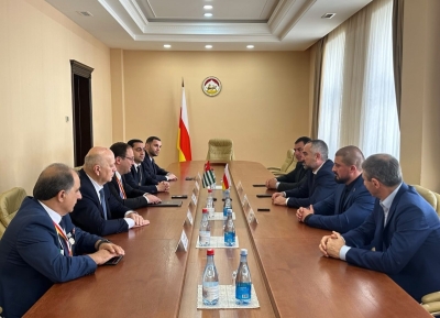 Аԥсны Апарламент аиҳабы ихаҭыԥуаҩ Асҭамыр Аршба напхгара зиҭо аделегациа Аахыҵ Уаԥстәыла ахада заанаҵтәи иалхрақәа рымҩаԥгараҿы жәларбжьаратәи анаԥшцәа иреиуоуп