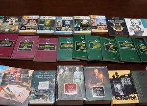 Более 5 000 книг передали в дар библиотеке АГУ