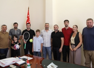 В Госкомспорте прошла встреча с юным теннисистом Нестором Цужба