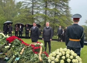 Бадра Гунба возложил цветы к мемориалу первого президента Владислава Ардзинба